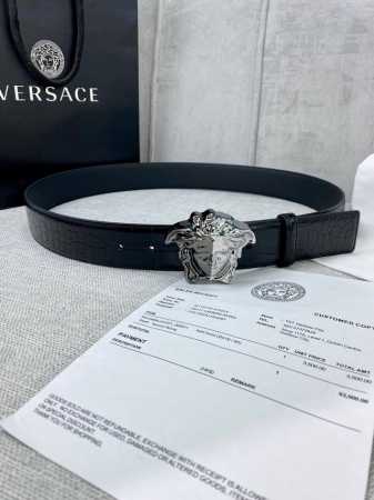 宽度4.0Cm 范思哲 此款鳄鱼纹皮底 腰带饰有标志性的Versace美杜莎头像扣，彰显品牌格调。是一款精美的衣橱必备单品。 - 点击图像关闭
