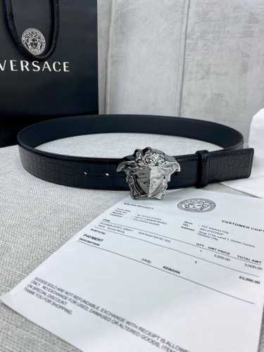宽度4.0Cm 范思哲 此款鳄鱼纹皮底 腰带饰有标志性的Versace美杜莎头像扣，彰显品牌格调。是一款精美的衣橱必备单品。