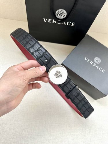 宽度4.0Cm 范思哲versace人头标志：腰带扣上的3D饰有古希腊回纹镂空美杜莎，赋予该款palazzo腰带很高的辨识度。
