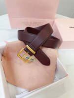 特 缪缪Miumiu专柜新款 这款皮革腰带是提升别致造型品味的理想之选。醒目的刻字五金徽标搭配方型针扣，手感柔软细腻的小牛皮。非常时尚百搭 宽:3.5Cm