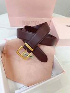 特 缪缪Miumiu专柜新款 这款皮革腰带是提升别致造型品味的理想之选。醒目的刻字五金徽标搭配方型针扣，手感柔软细腻的小牛皮。非常时尚百搭 宽:3.5Cm