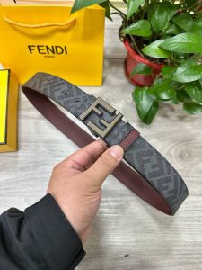 fendi 芬迪 专柜同款 宽4.0Cm 双环正反用腰带 Ff按钉搭扣 黑色Cuoio Romano皮革材质 反面面料带有烟草黄和黑色Ff图案 四方金属饰面 时