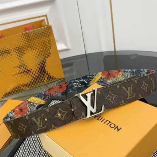 Lv 路易威登 新品 正品对版 宽度40Mm 2024 早秋男装系列跟随丹迪水手的步伐开启一场环球之旅。此款 Lv Tag 双面腰带将冲浪风格图案铺陈于一面，唤