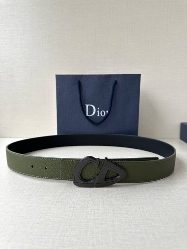 宽度3.5Cm Dior 这款黑色哑光涂漆饰面 不锈钢腰带扣是春季男装系列新品，展示 Cd30 标志，灵感源自 B30 运动鞋。可与各式 35 毫米腰带搭配，提
