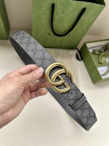 宽度3.8Cm Gucci Gg Marmont系列每一季都会推陈出新，为灵感源于70年代的标志性gg配件注入现代精髓。这款灰色和黑色gg Supreme帆布腰