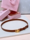 缪缪miumiu 古金扣 宽度：2Cm 这款皮革腰带是提升别致造型品味的理想之选。醒目的标志性徽标装点搭扣，营造精致撞色与纹理 金属徽标搭扣 搭扣饰醒目徽标
