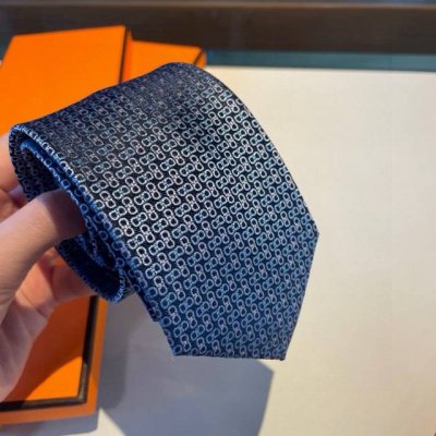 爱马仕男士新款领带系列，让男士可以充分展示自己个性。100%顶级斜纹真丝手工定制