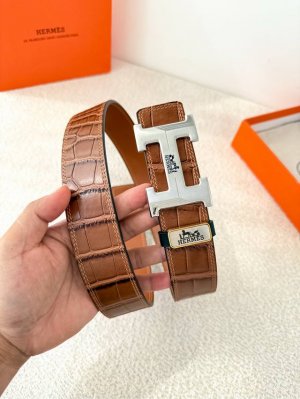 品名： 爱玛仕.Hermes腰带 皮带 原单 DDD 型号：挂扣，经典纯钢材质扣头，双面头层牛皮，图片实物拍摄 DDD 材料：双面头层牛皮，挂扣系列，纯钢材质扣