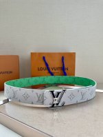 特 本款 4.0宽 Lv Initials 双面腰带展现经典Monogram 帆布的缤纷演绎，以 Lv 字母搭扣彰显瞩目风范，可为经典或休闲造型注入摩登新意