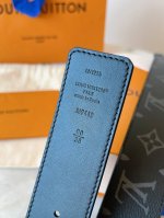 4.0Cm宽最新定制纯胶面料.原版厚薄.无限接近原版！！！手感不在以前那种厚重又发棉不结实.格料的厚薄材质决定了整条皮带的质量！专业Lv！