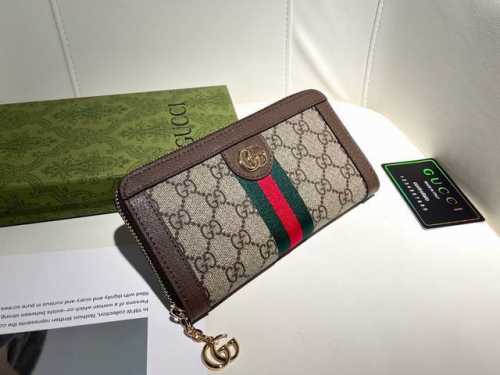 Guccl 8758颜色 咖色尺寸 19X11 Gucci 专柜最新款出货！采用里外头层小牛皮 ，做工精致，超多卡位，超薄款设计，携带方便！
