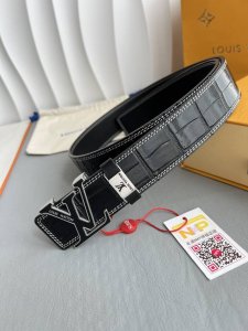 品名： Lv..路易..威登腰带皮带原单 型号：挂扣，经典纯钢材质字母挂扣，头层牛皮，图片实物拍摄 材料：头层牛皮，挂扣系列，纯钢材质扣头，钯镀电镀工艺永不掉色