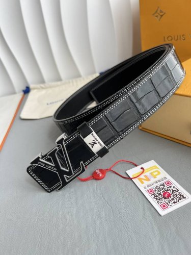 品名： Lv..路易..威登腰带皮带原单 型号：挂扣，经典纯钢材质字母挂扣，头层牛皮，图片实物拍摄 材料：头层牛皮，挂扣系列，纯钢材质扣头，钯镀电镀工艺永不掉色