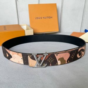 驢家 寬度40Mm Ss今季專櫃在售新品 男士系列 面浮雕有品牌花紋 配以原廠純黑色小牛皮 搭配精緻新款搭扣！雙面用