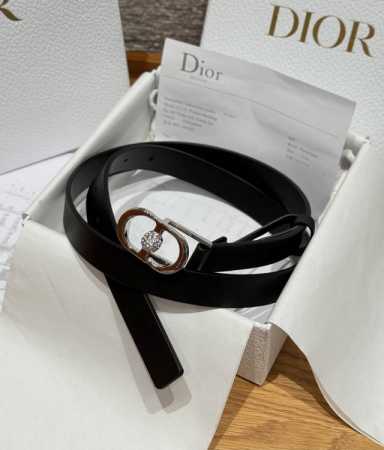 30 Montaigne Jolie 腰带 这款 30 Montaigne Jolie 腰带从同名手袋汲取灵感，采用光滑牛皮革等材质精心制作，饰以富有光泽的银色 - 点击图像关闭