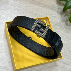 fendi 芬迪 专柜同款 宽4.0Cm 双环正反用腰带 F按钉搭扣 黑色Cuoio Romano皮革材质 反面面料带有烟草黄和黑色Ff图案 黑色珐琅金属饰面