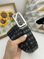 品名：普拉达 原单 自动带 材质：原单牛皮腰带 百分百头层牛皮腰带保证真皮，24K纯钢扣，专柜原单品质、做工精细，时尚大牌，送人自用首选 包装： 请认准如图专柜