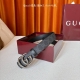 Gucci这款30Mm腰带一面为柔软Gg Supreme帆布，另一面为黑色牛皮革，搭配可拆卸互扣式双G搭扣，双面可用，潮流时尚，为整个设计添注别致魅力。