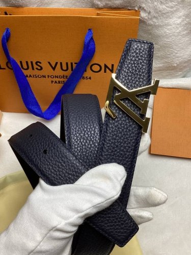 等级：原单专柜同步，原单扣头，原版包装.实物拍摄，绝对是头层牛皮货真价实 材料，单荔枝深兰色八字尾 编号：宽度 3.5 #