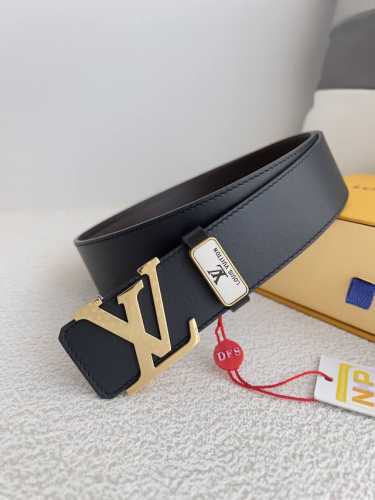 品名： Lv..路易..威登腰带皮带原单 型号：挂扣，经典纯钢材质面字母挂扣，头层牛皮，图片实物拍摄 材料：头层牛皮，挂扣系列，纯钢材质扣头，钯镀电镀工艺永不掉