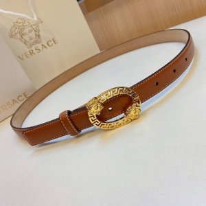 范思哲Versace2.0Cm细腰带采用原版头层软皮革制成，饰有标志性立体五金搭扣。