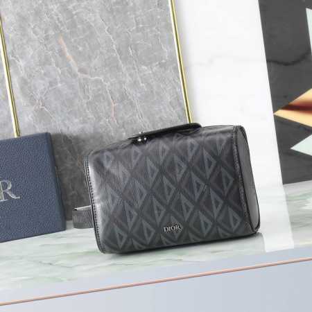 Dior Lingot洗漱包黑色Cd Diamond 图案帆布编号:2Adca418Cdp_H43E_Tu这款洗漱包来自Dior Lingot系列，是一款优雅实 - 点击图像关闭