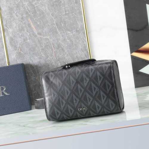 Dior Lingot洗漱包黑色Cd Diamond 图案帆布编号:2Adca418Cdp_H43E_Tu这款洗漱包来自Dior Lingot系列，是一款优雅实