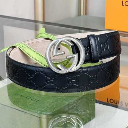 Gucci Signature皮革腰带 意大利原版皮 互扣式双G带扣腰带，采用热压印技术的Gucci Signature皮革精制而成，触感厚实，印花图案清晰分明 - 点击图像关闭