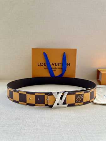 特 本款4.0宽 Lv Initiales 双面腰带出自 春夏男装秀场，为 Damier Pop 帆布浸染潮流新色，翻转可见光滑素雅牛皮革。Lv 字母搭扣与崭新 - 点击图像关闭
