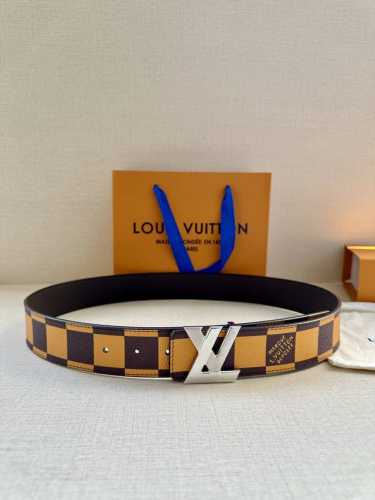特 本款4.0宽 Lv Initiales 双面腰带出自 春夏男装秀场，为 Damier Pop 帆布浸染潮流新色，翻转可见光滑素雅牛皮革。Lv 字母搭扣与崭新