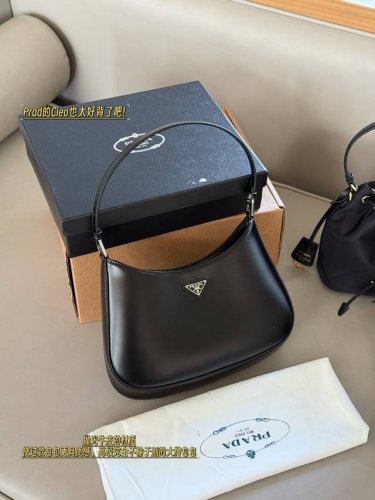 配盒 Size：27*15Cm Prad的Cleo也太好背了吧 ~自重轻皮质好，而且巨百搭 堪称腋下包典范 线条流畅简约的腋下包Cleo 天生自带潇洒随性的气质
