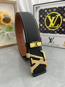 品名：Lv..路易..威登原单 材质：原单牛皮腰带 百分百头层牛皮腰带保证真皮，24K纯钢扣，专柜原单品质、做工精细，时尚大牌，送人自用首选 包装： 请认准如图