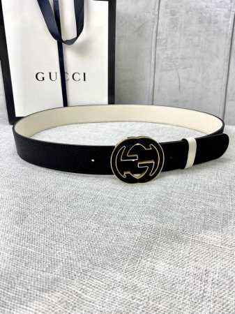 宽度3.8Cm Gucci Gg Marmont系列每一季都会推陈出新，为灵感源于70年代的标志性原版gg6.0Cm钢扣配件注入现代精髓。这款双色头层牛皮腰带 - 点击图像关闭