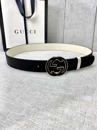 宽度3.8Cm Gucci Gg Marmont系列每一季都会推陈出新，为灵感源于70年代的标志性原版gg6.0Cm钢扣配件注入现代精髓。这款双色头层牛皮腰带