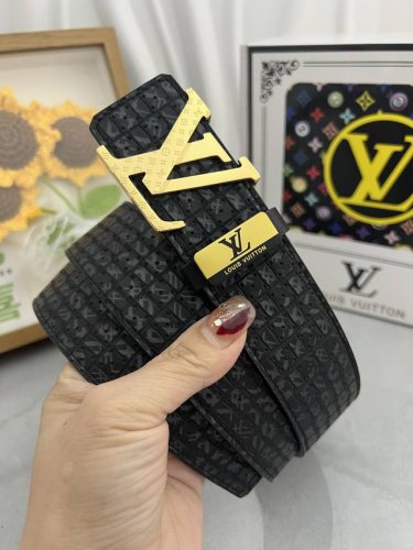 品名：Lv..路易..威登原单 材质：原单牛皮腰带 百分百头层牛皮腰带保证真皮，24K纯钢扣，专柜原单品质、做工精细，时尚大牌，送人自用首选 包装： 请认准如图