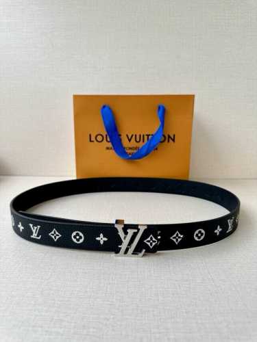 3.0宽Lv 双面荔枝腰带以新颖视角解读路易威登经典元素 Monogram Empreinte 压纹皮革含蓄流露品牌气息，翻转即现 Monogram 压花一面