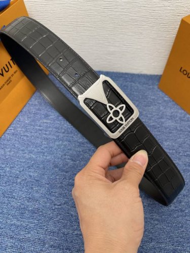 【品牌】Lv 4.0Cm特P200 【描述】这款饰有Lv带扣的腰带配以水牛皮衬里，覆以Monogram 牛皮。展现细腻的品牌特质，是牛仔裤的理想配件 lv字母带