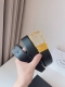 普拉达 Prada 是意大利奢侈品牌，独特的设计结合了流行简约与优雅的气质，完美地衬托出Prada优秀的产品。风格独树一帜！对于喜欢低调不浮夸的商务休闲人士再适