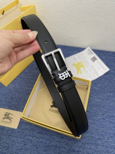 品牌 巴宝莉 特 描述 经典系列新品腰带，采用小牛皮材质，完美搭配手工车线，经典配色，可搭配商务西装或更为休闲的造型。腰带为法国尺寸，请在购买前参阅腰带尺寸指南
