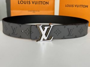 Lv Initiales双面腰带融合Monogram Eclipse和全新Monogram. Eclipse Reverse图案，以摩登视角烘托经典Lv字母三层