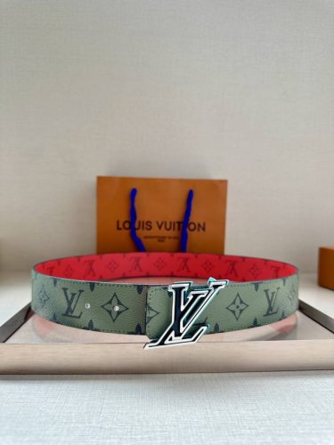 特 本款 4.0宽 Lv Initials 双面腰带展现经典Monogram 帆布的缤纷演绎，以 Lv 字母搭扣彰显瞩目风范，可为经典或休闲造型注入摩登新意