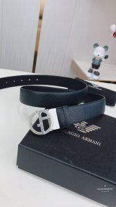 Armani这款正反两用腰带优雅而百搭，一面采用了光滑小牛皮，另一面则由粒面皮革制成。本款配有金属扣。3.5Cm宽