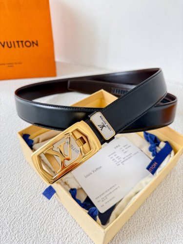品名：Lv..路易..威登 腰带原单自动带 皮带 型号：自动扣，纯钢材质自动扣，头层牛皮自动带身，实物拍摄材料：百分百头层牛皮，保证真皮。24K纯钢扣，永不掉色