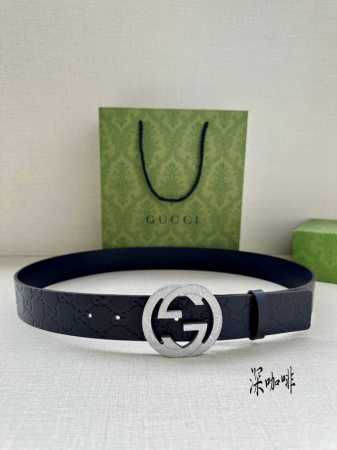 宽度4.0Cm Gucci 互扣式双G带扣腰带，采用热压印技术的Gucci Signature蓝色皮革精制而成，触感厚实，印花图案清晰分明。 - 点击图像关闭