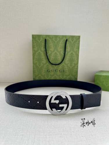 宽度4.0Cm Gucci 互扣式双G带扣腰带，采用热压印技术的Gucci Signature蓝色皮革精制而成，触感厚实，印花图案清晰分明。