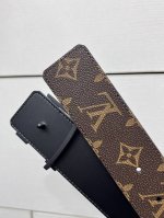 特 Lv Dimension 双面腰带将创意传承与华美街头风范共冶一炉，彰显创意总监 Pharrell Williams 的时尚远见。Monogram 帆布铺陈