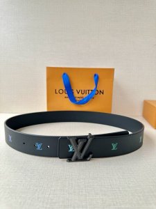 Lv首字母4.0宽 是那些欣赏色彩的人的一种生动风格 表带的一面由黑色皮革制成 印有Lv盾形图案 以彩虹渐变呈现 这种组合 加上Gleaming Buckle