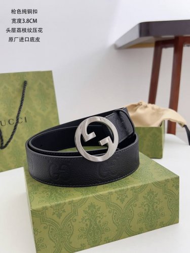 特 古奇 顶级货品 宽度3.8Cm 原厂头层荔枝纹压制经典花纹， 搭配黑色进口底皮。精细的做工，品质好货。 扣头：纯铜材质