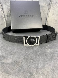 宽度：4.0Cm 范思哲 此款帆布回纹皮底 腰带饰有标志性的Versace美杜莎头像扣，彰显品牌格调。是一款精美的衣橱必备单品。