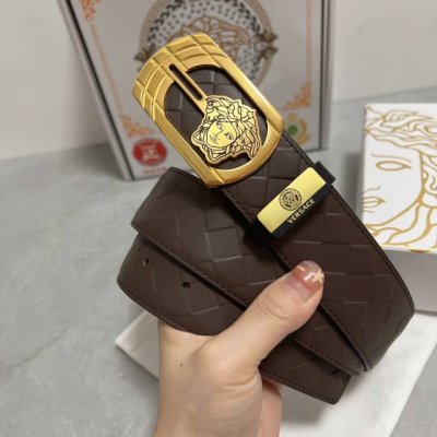 品名：Versace.范思哲 材质：原单牛皮腰带 百分百头层牛皮腰带保证真皮，24K纯钢扣，专柜原单品质、做工精细，时尚大牌，送人自用首选 包装： 请认准如图专